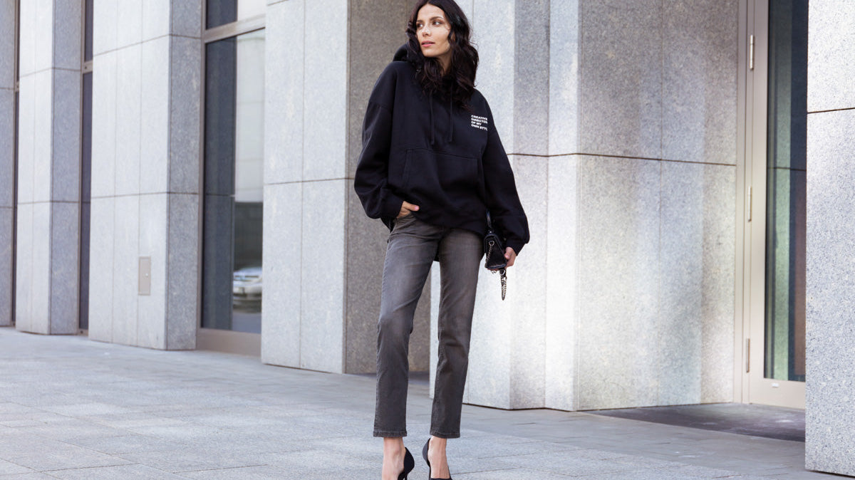 Fason loose fit – co to znaczy, do jakich stylizacji pasuje?