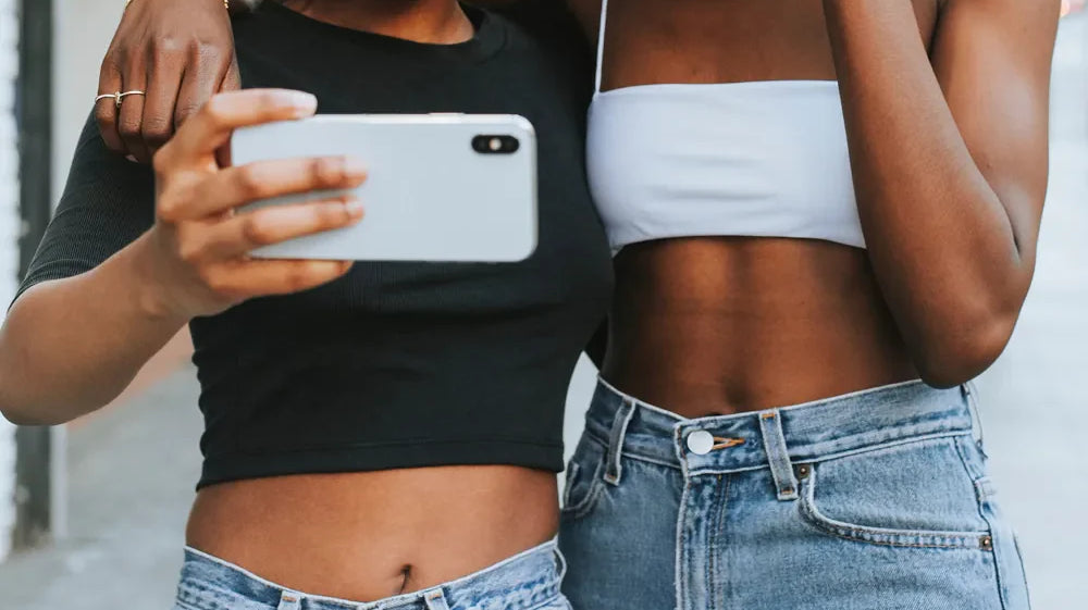 Mom Jeans – najmodniejsze spodnie sezonu!
