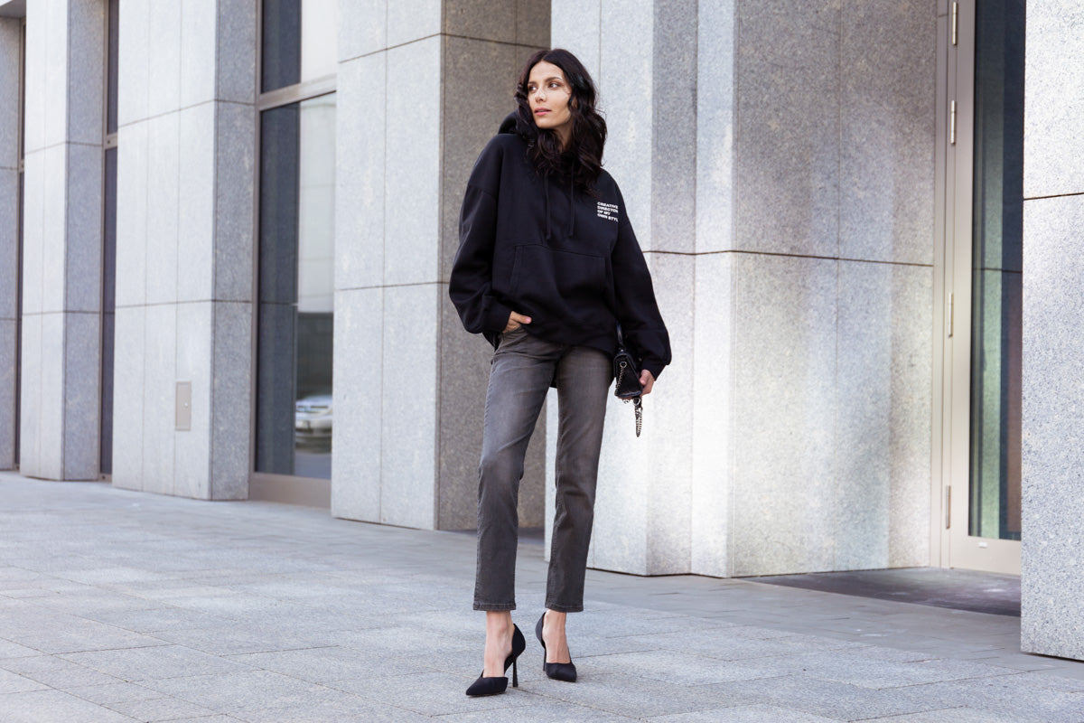 Fason loose fit – co to znaczy, do jakich stylizacji pasuje?