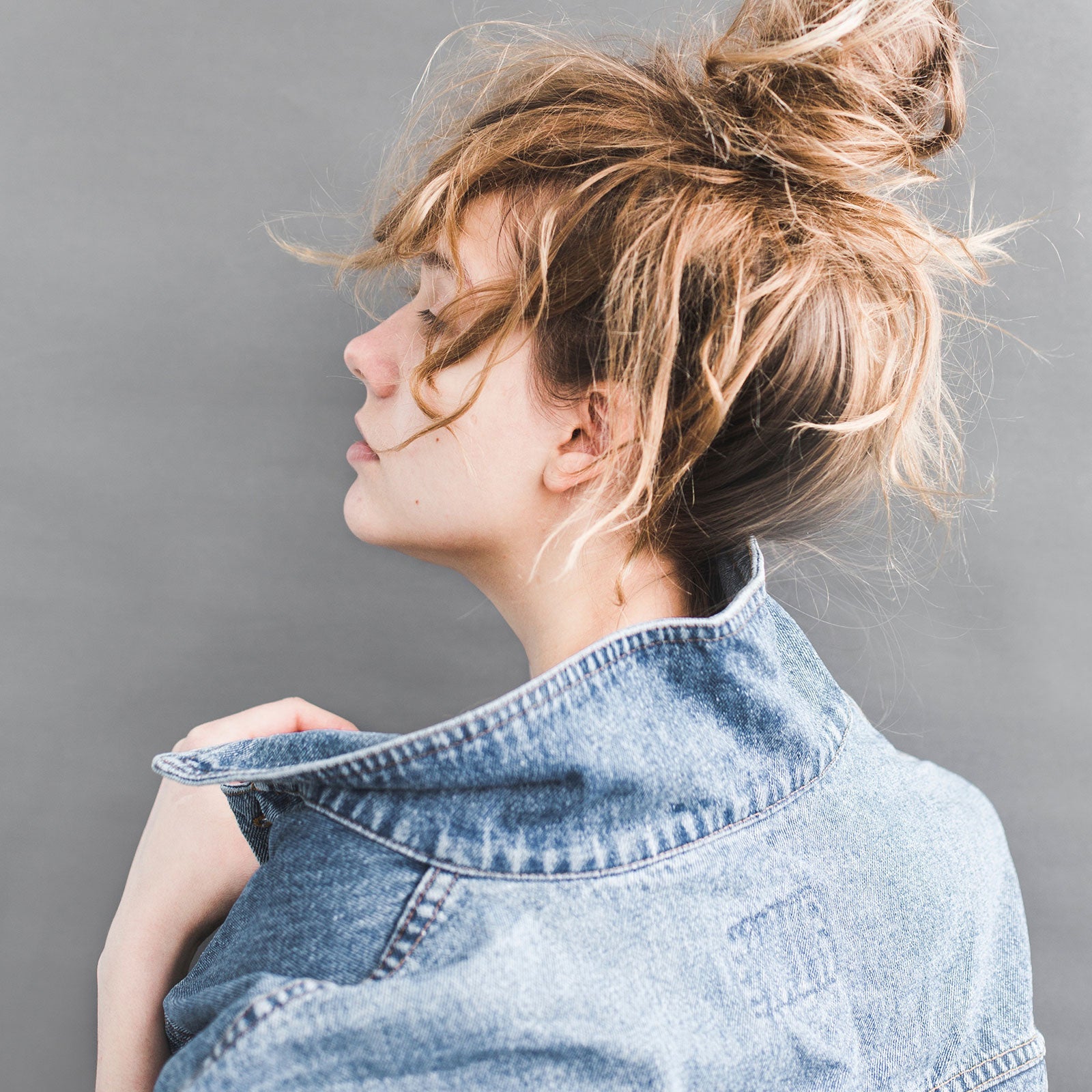 Jeansowa kurtka – najmodniejszy akcent sezonu