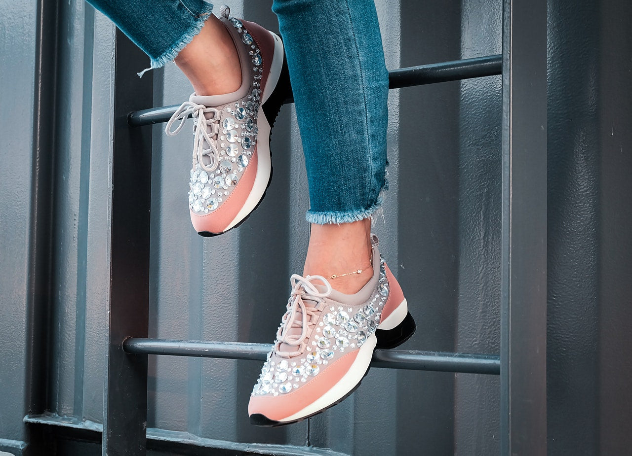 Modne trendy na lato – jaki fason dżinsów wybrać?