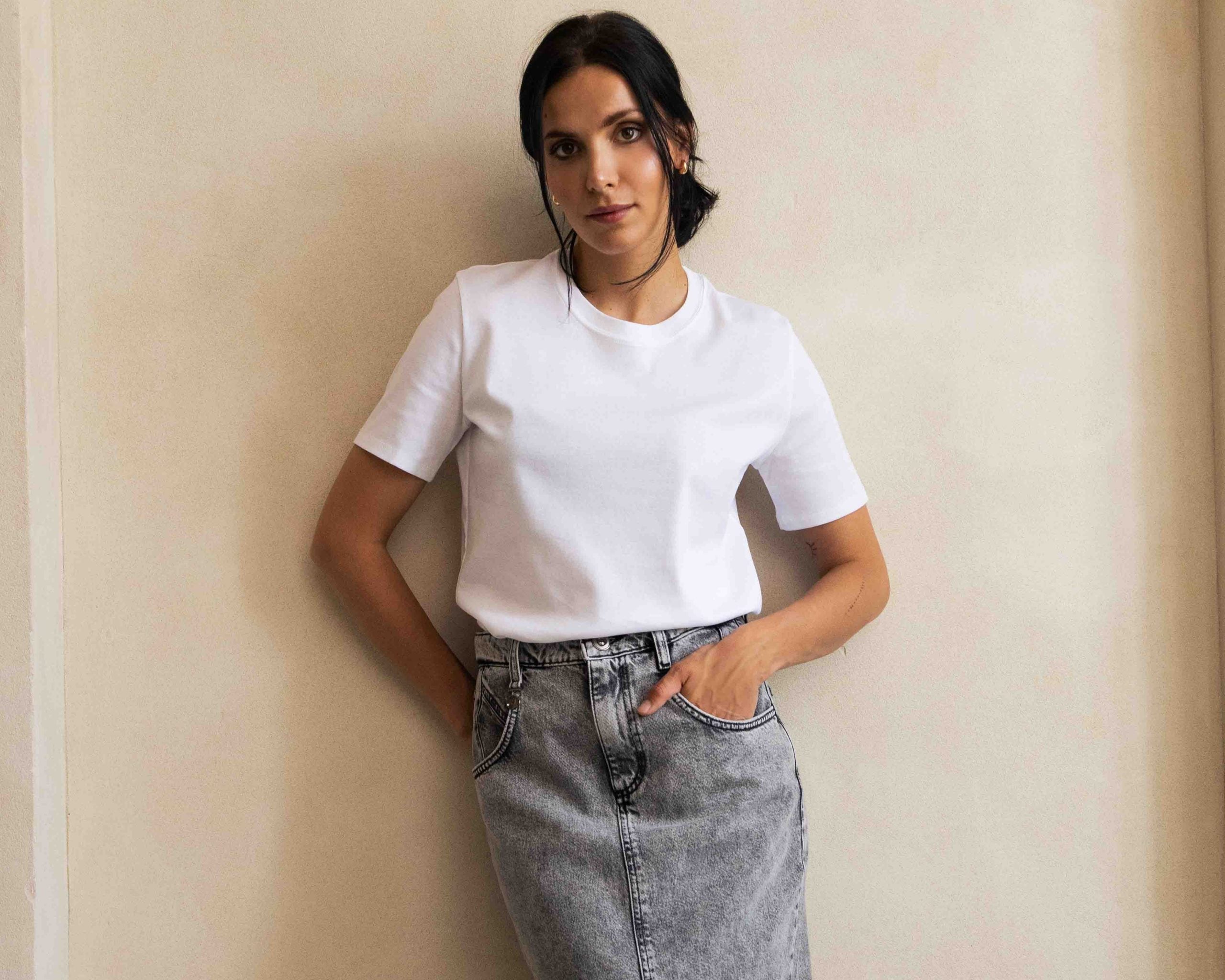 Jak nosić spódnice z wysokim stanem? Sprawdzone stylizacje