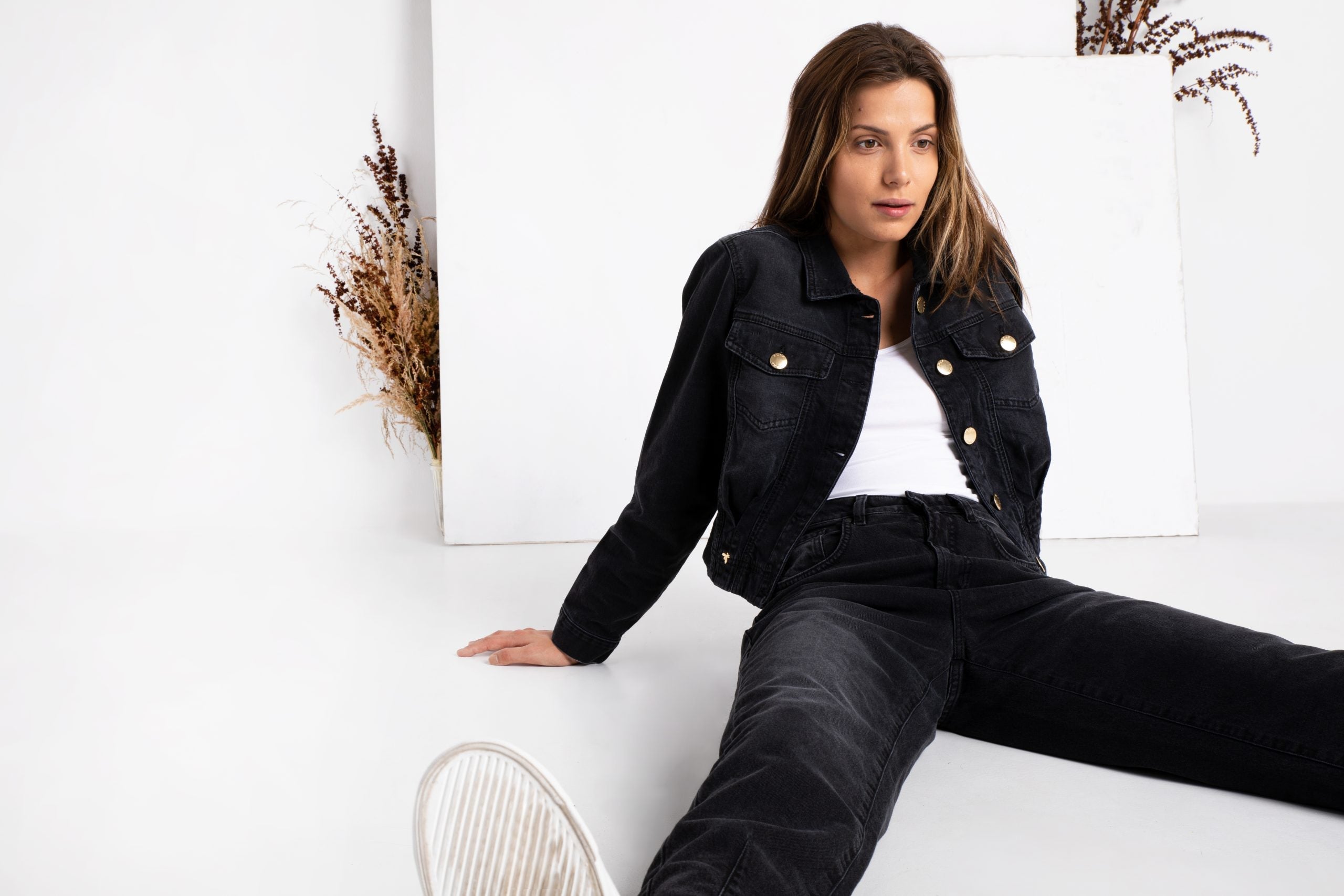 Kurtka jeansowa – do czego pasuje, jak ją nosić?