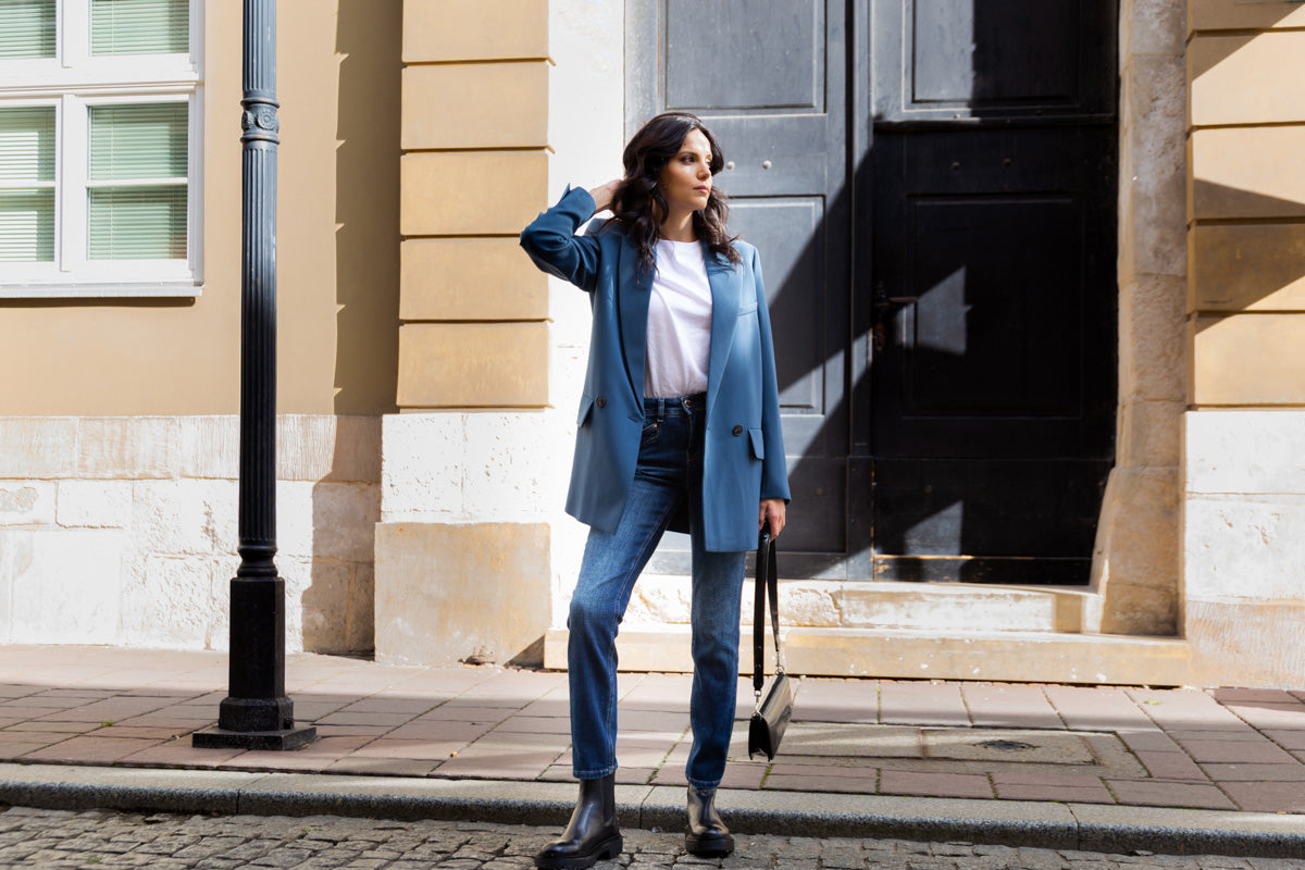 MOM jeans – stylizacje na jesień. Zainspiruj się