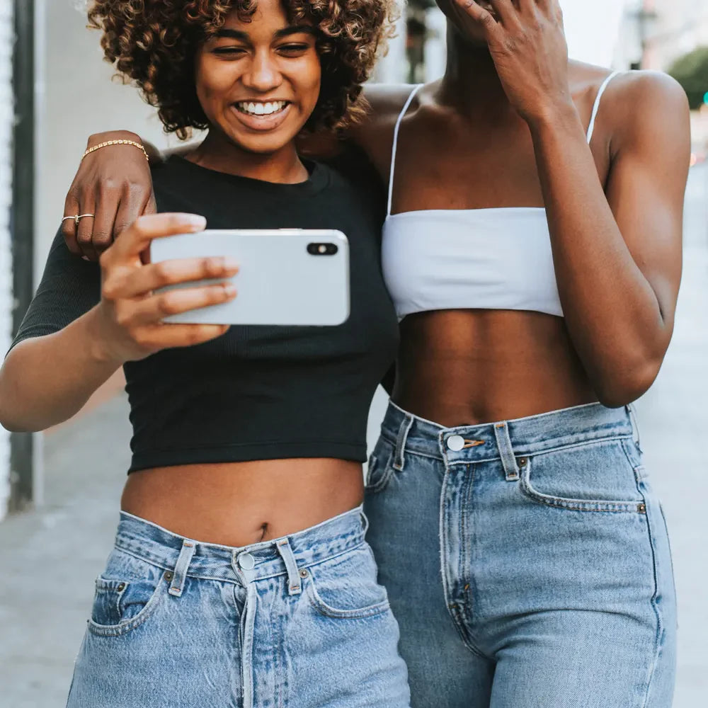 Mom Jeans – najmodniejsze spodnie sezonu!